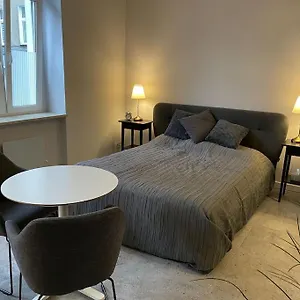 spacious-apartment-in-the-heart-of-poznanold-town.poznan-hotels.com/
